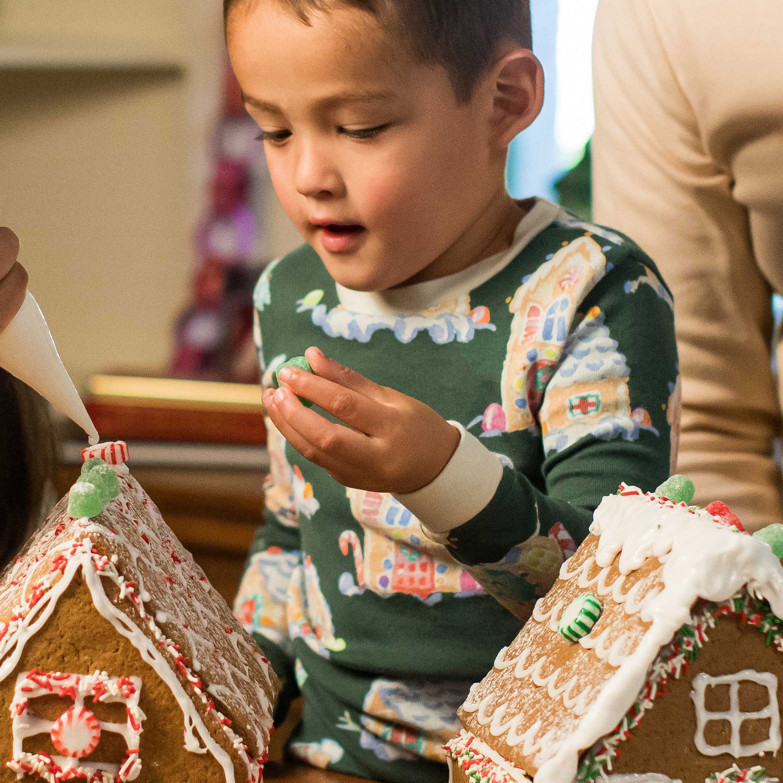 Green two-piece organic cotton pajamas with gingerbread house print, long-sleeve shirt and pants - View 2